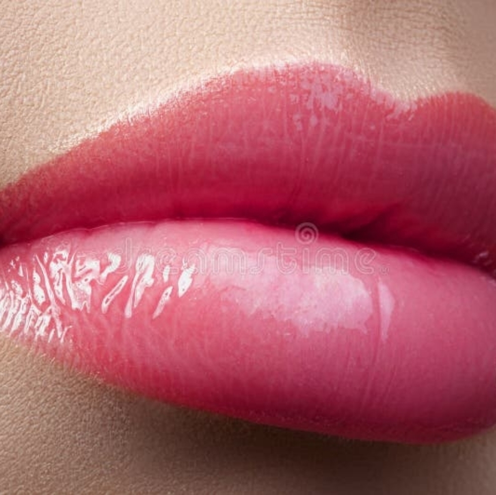 MAC X Stranger Things Lipgloss - Wild Wheeler (Sheer Bright Pink) - Picture 3 of 15